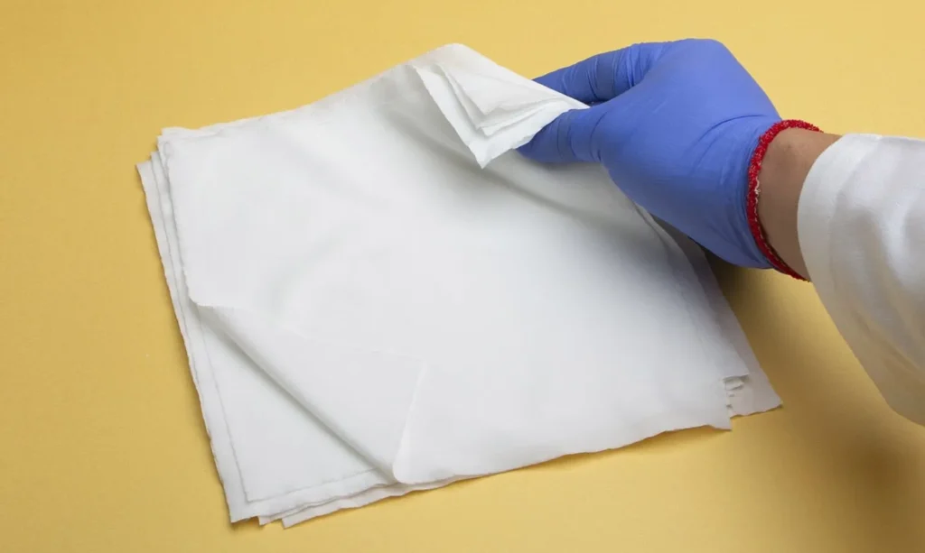 Choosing Cleanroom Wipes for Critical Environments